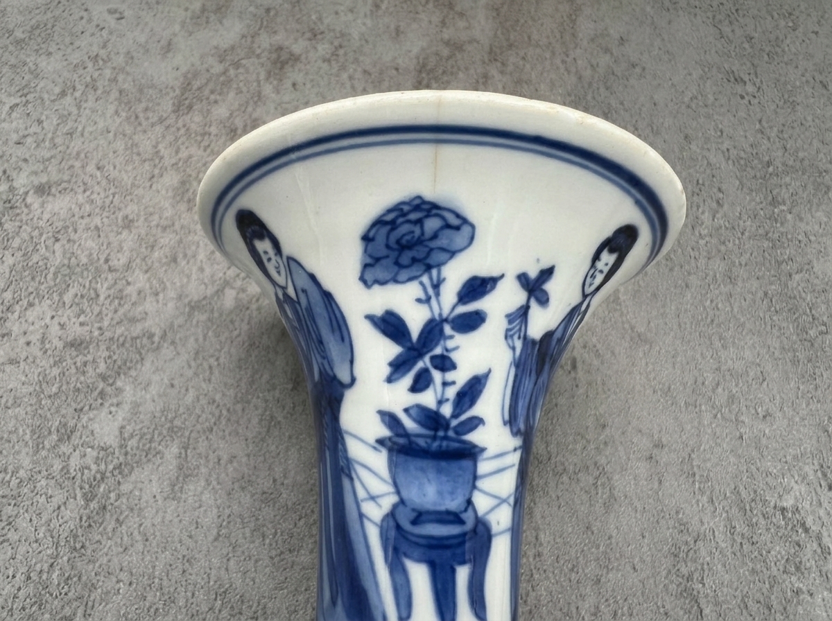 清代青花仕女嬰戲圖花觚