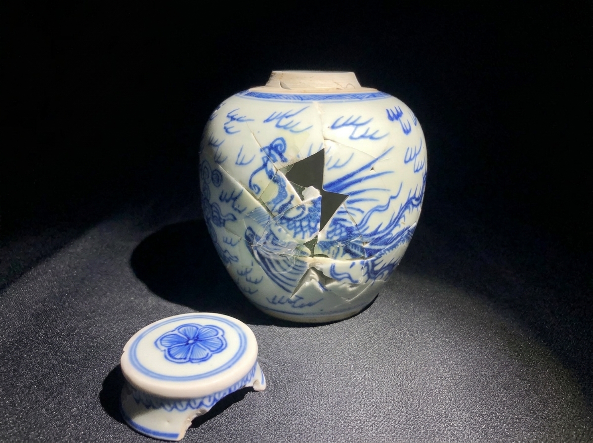 清代淡描青花雲鳳紋罐