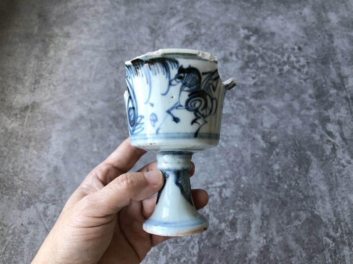 明代空白期青花攜琴訪友紋高足杯
