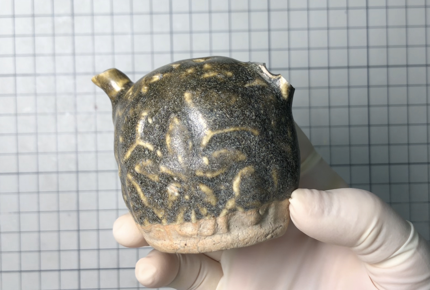 宋代吉州窯褐釉模印硯滴