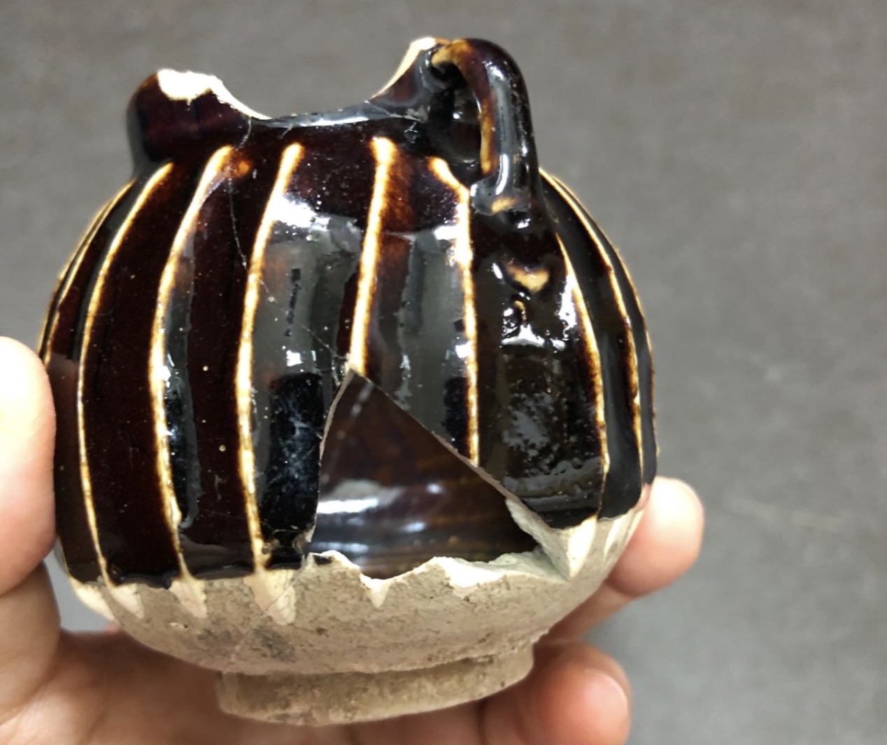 金代淄博窯黑釉雙繫線條小罐