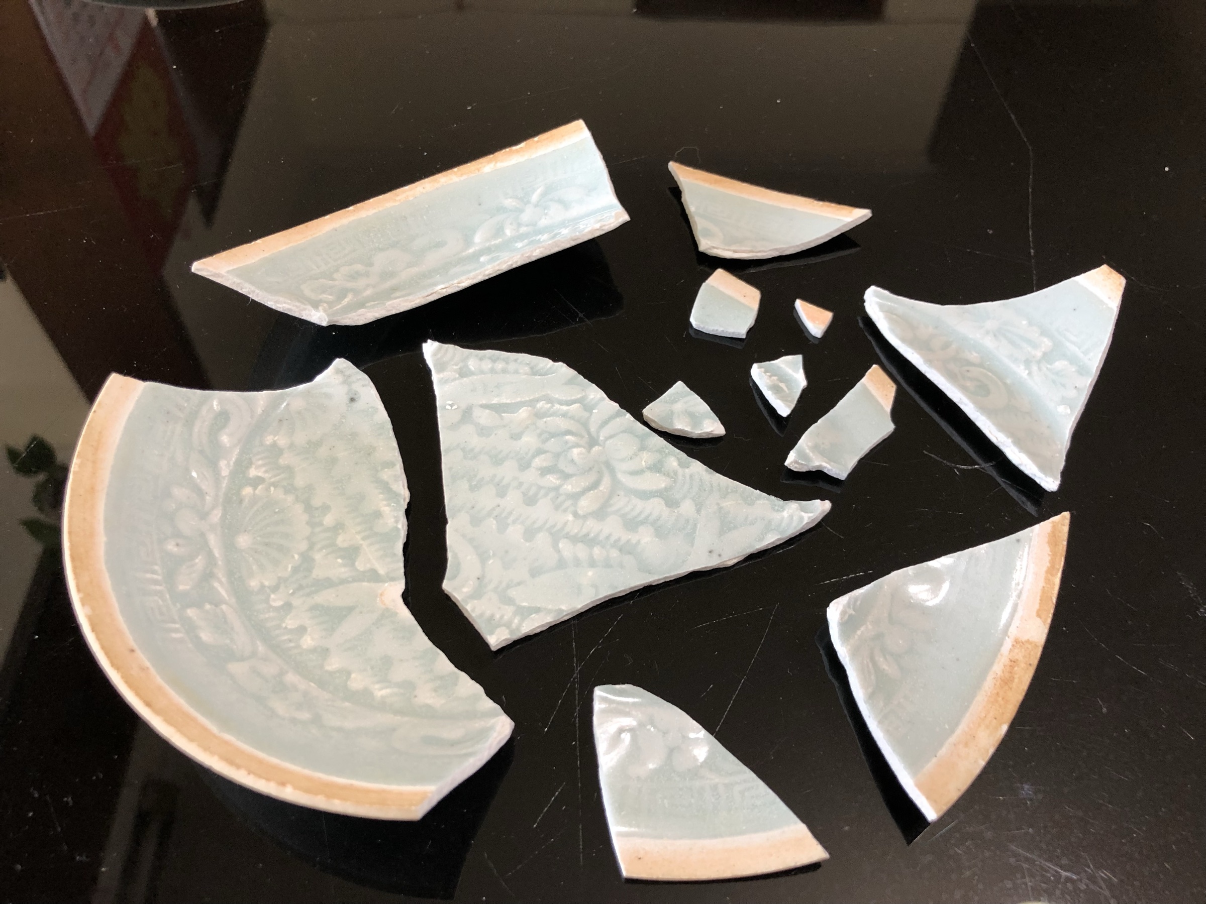 湖田窯青白釉模印雙魚洗 修復前碎片