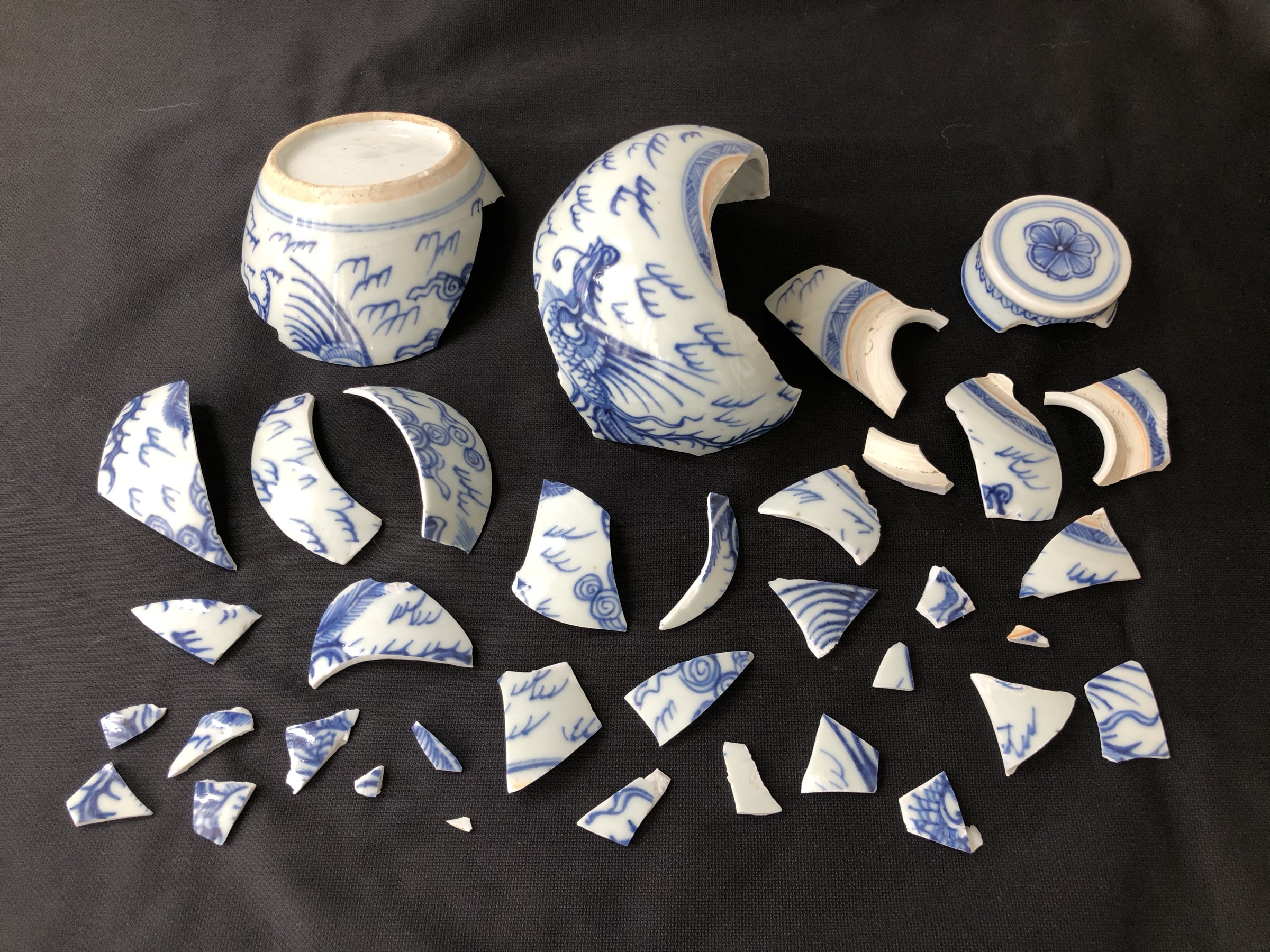 修復前：清代淡描青花雲鳳紋罐