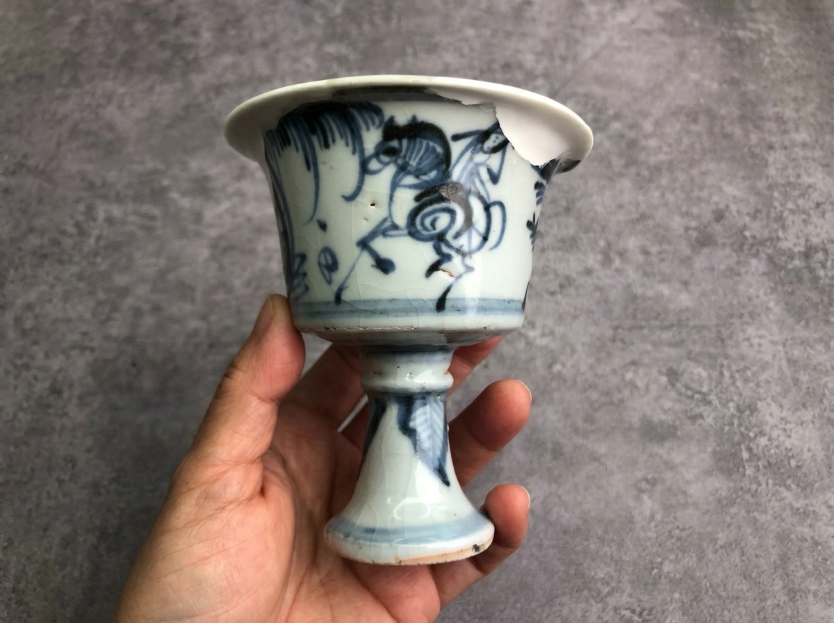 修復後：明代空白期青花攜琴訪友紋高足杯