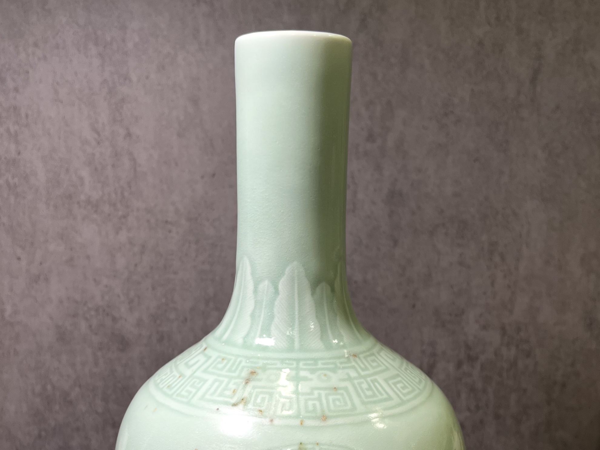 修復後：冬青釉暗刻壽紋賞瓶