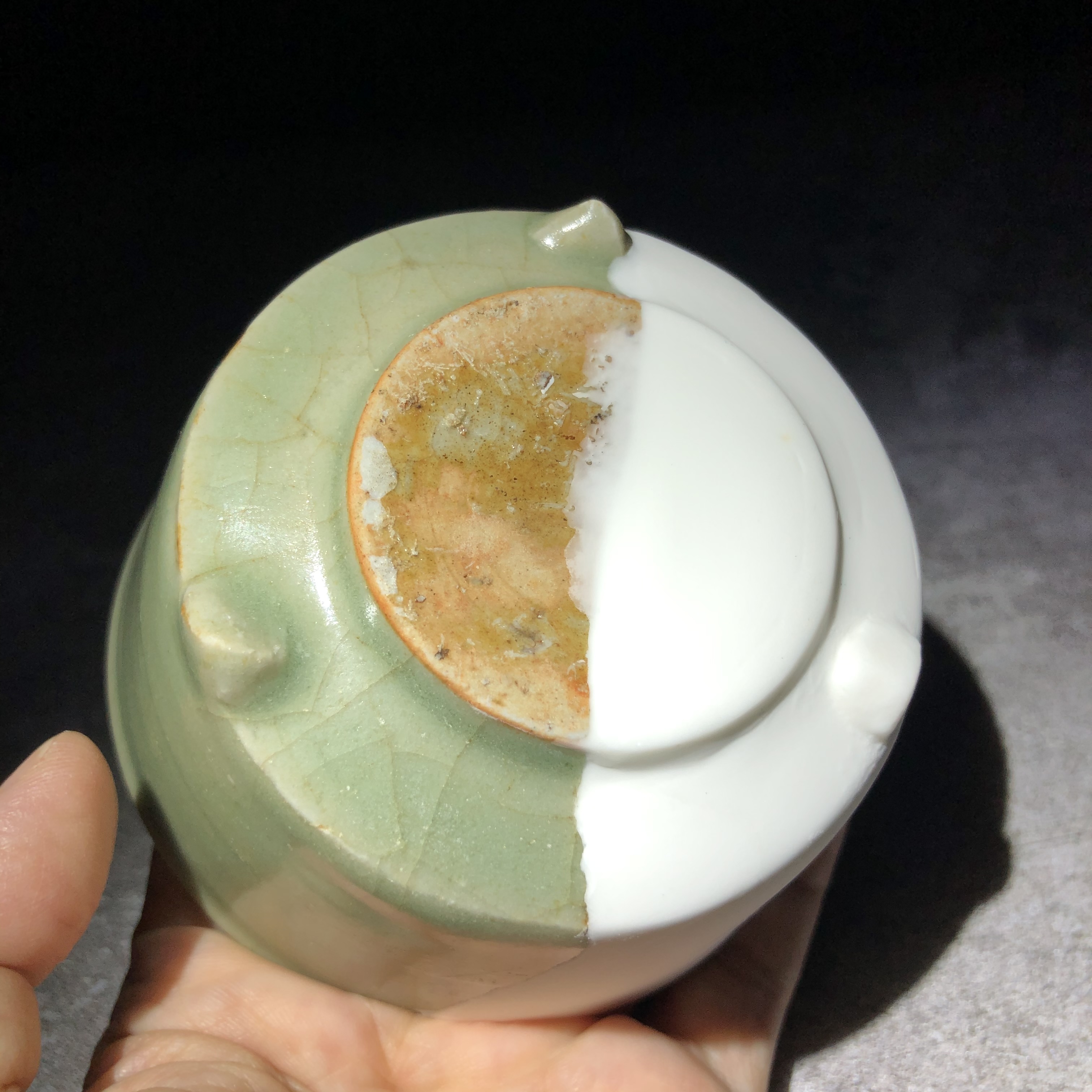 修復後：元代龍泉窯青釉旋紋琴爐