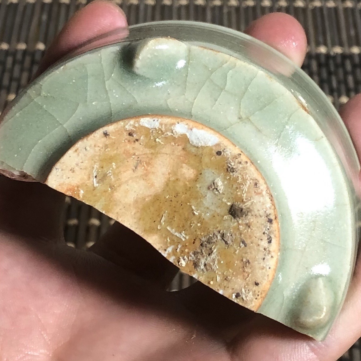 修復前：元代龍泉窯青釉旋紋琴爐